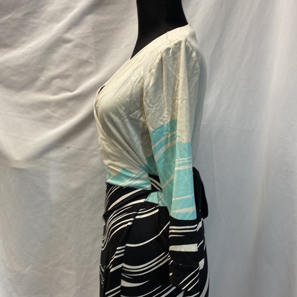 Diane VonFurstenberg wrap dress - Picture 3 of 6